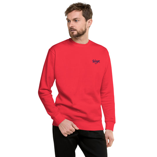Homme portant un sweat streetwear unisexe Nomad rouge avec col ras du cou et logo discret.